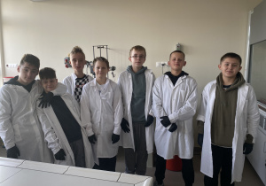 dzieci pozują do zdjęcia