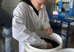 dzieci wykonują pokazy chemiczne