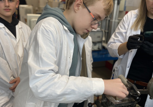 dzieci wykonują pokazy chemiczne