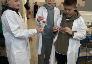 dzieci wykonują pokazy chemiczne