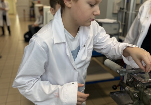 dzieci wykonują pokazy chemiczne