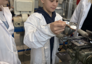 dzieci wykonują pokazy chemiczne