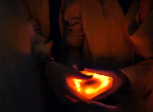 uczniowie wykonują eksperymenty w laboratorium