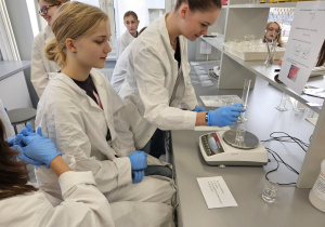 uczniowie wykonują eksperymenty w laboratorium