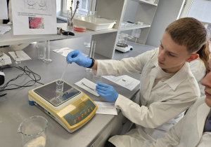 uczniowie wykonują eksperymenty w laboratorium