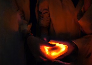 uczniowie wykonują eksperymenty w laboratorium