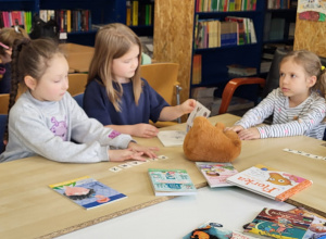 dzieci siedza przy stoliku