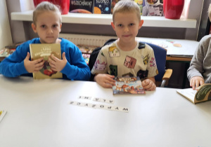 dzieci siedza przy stoliku