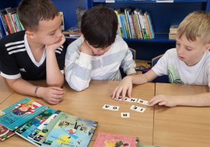 dzieci siedza przy stoliku