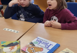 dzieci siedza przy stoliku