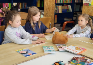 dzieci siedza przy stoliku