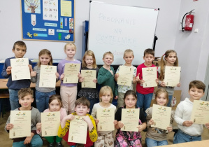 uczniowie pozują z dyplomami