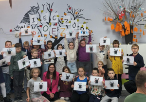 Uczniowie prezentują rysunki