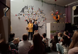 Uczniowie prezentują wiersze pezd publicznością