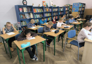 Uczniowie klas drugich i trzecich uczestniczą w konkursie.