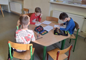 Uczniowie klas pierwszych uczestniczą w konkursie matematycznym.