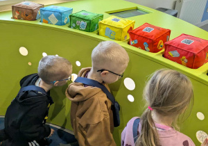 Segregowanie śmieci.