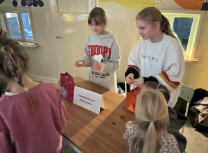 dzieci stoją przy stanowisku z wróżbami