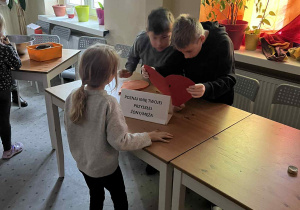 dzieci stoją przy stanowisku z wróżbami