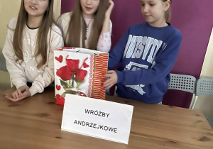 dzieci stoją przy stanowisku z wróżbami