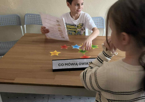 dzieci stoją przy stanowisku z wróżbami