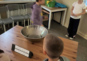 dzieci stoją przy stanowisku z wróżbami