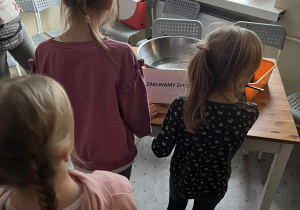 dzieci stoją przy stanowisku z wróżbami