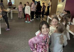 dzieci stoją przy stanowisku z wróżbami