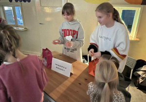 dzieci stoją przy stanowisku z wróżbami