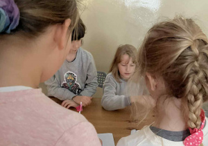 dzieci stoją przy stanowisku z wróżbami