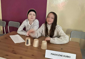 dzieci stoją przy stanowisku z wróżbami