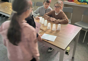 dzieci stoją przy stanowisku z wróżbami