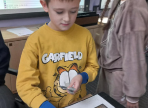 Chłopiec korzysta z makey-makey