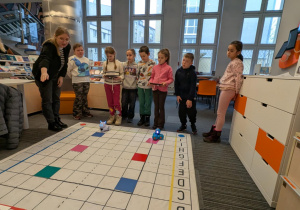 Dzieci sterują robotami