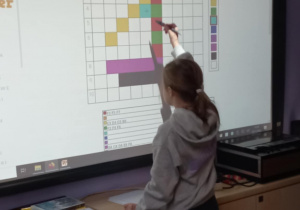 Dziewczynka koduje na tablicy interaktywnej 1