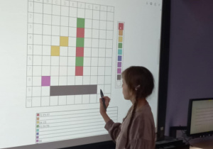 Dziewczynka koduje na tablicy interaktywnej 1