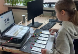 Dziewczynkakorzysta z makey-makey