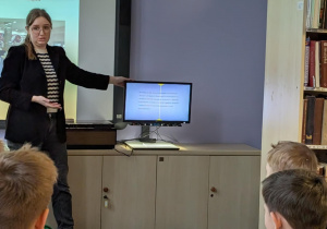 Kobieta wskazuje urządzenie do czytania dla niedowidzacych