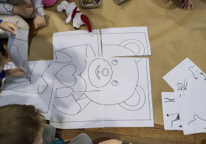 3. Dzieci sklejają misia_