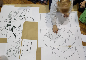 5. Dzieci sklejają misie_