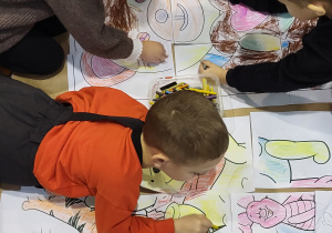 6. Grupa dzieci koloruje misie_