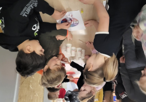 3. Chłopcy z 1a wróżą