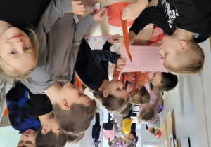 4. Dzieci z 1a wróżą