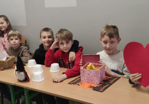 5. Drugoklasiści przygotowują się do wróżenia_