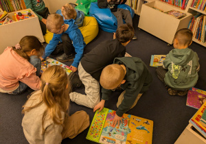 dzieci wykonują pracę