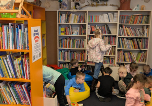 dzieci wykonują pracę