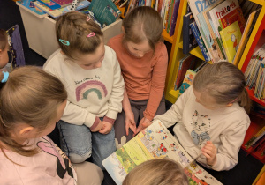 dzieci wykonują pracę