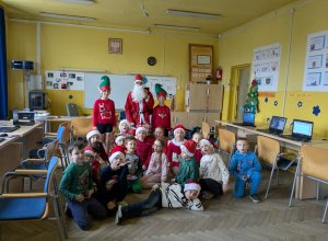 dzieci pozują z mikołajem w klasie