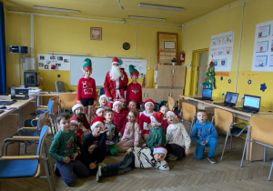 dzieci pozują z mikołajem w klasie