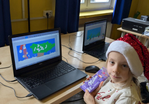 uczennica siedzi przy komputerze